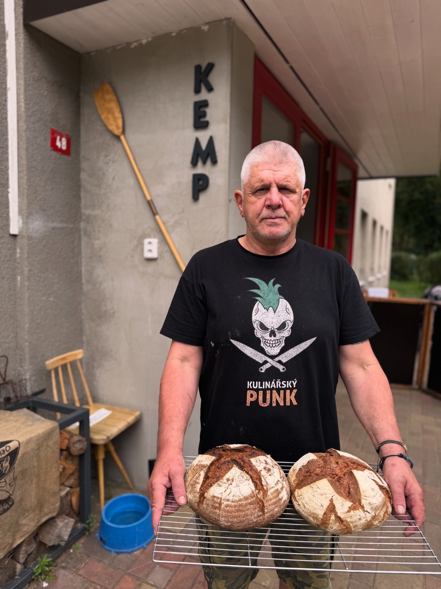 Pekař s čerstvým chlebem před Kempem Staré časy