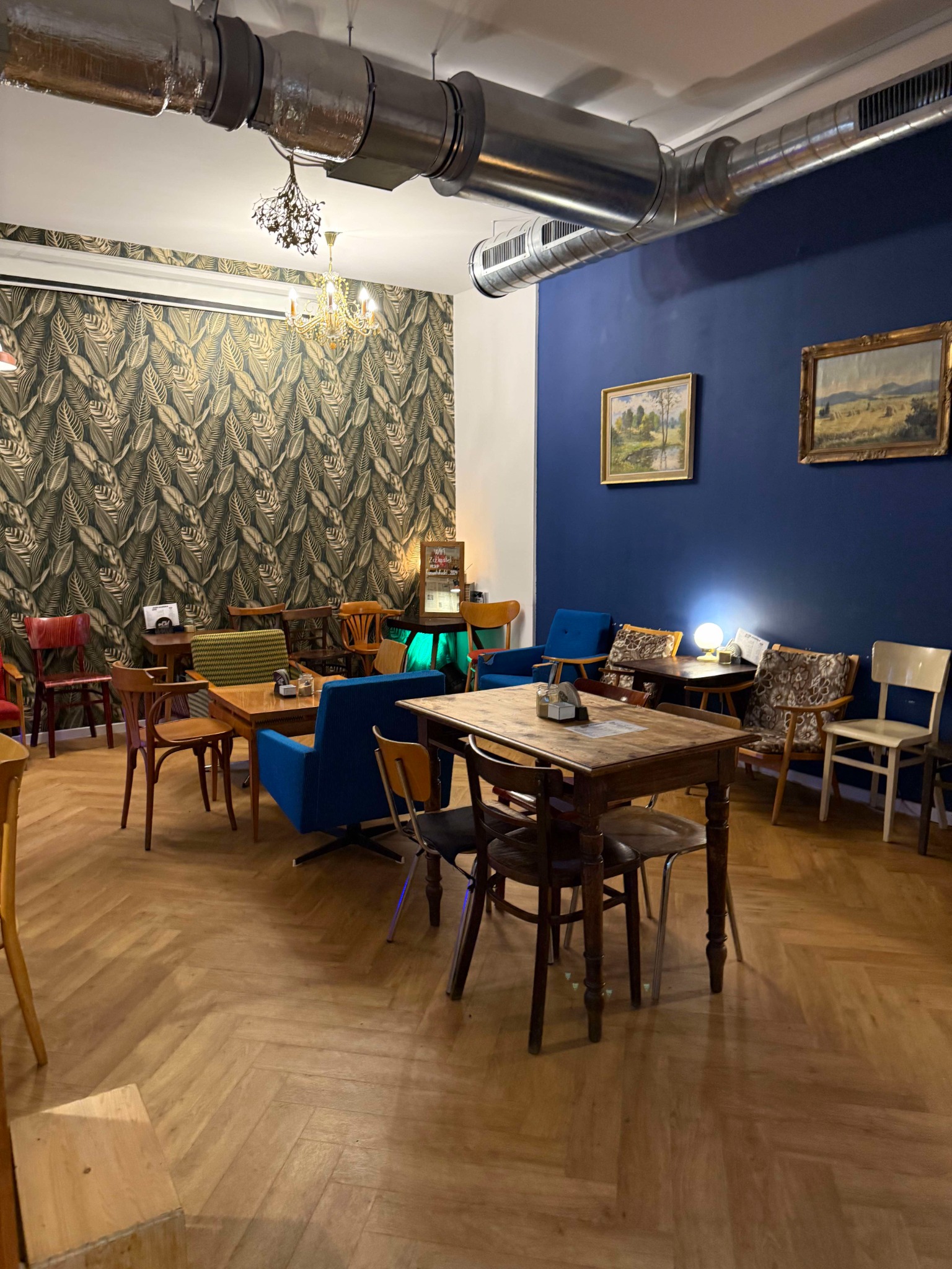 Interiér kavárny Žižcafé Therapy